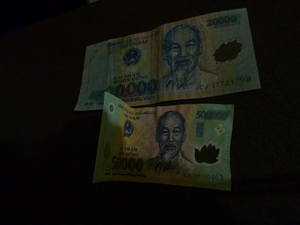 tờ 500k bị biến dạng vì để chung với điện thoại - 1