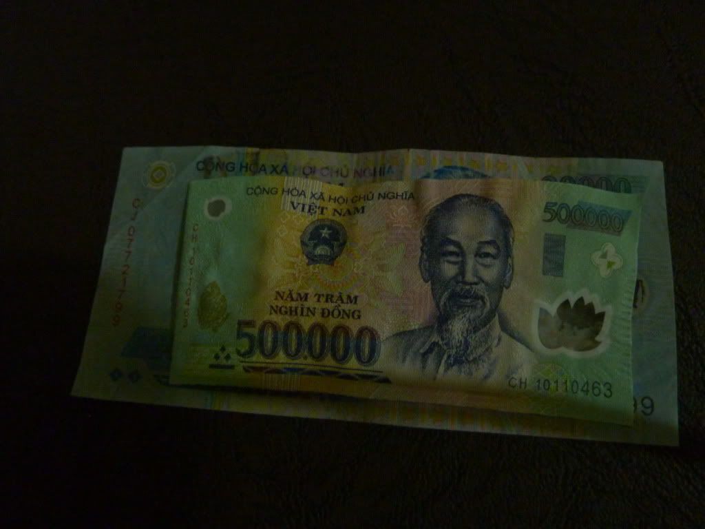 tờ 500k bị biến dạng vì để chung với điện thoại