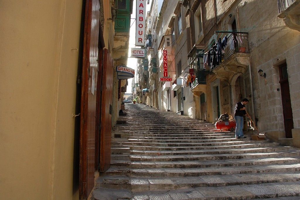 Valletta%20street_zpsegr4lfcz.jpg