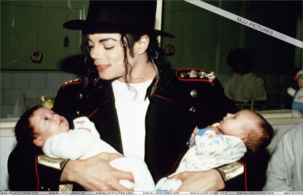乳児を抱くマイケルジャクソン