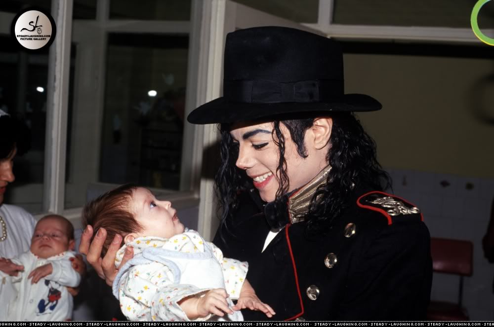 乳児を抱くマイケルジャクソン2