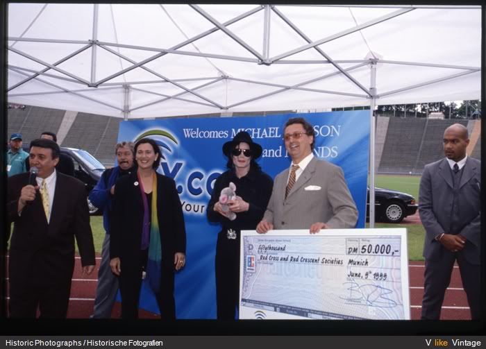 9JUNIO1999ESTADIOOLIMPICOMUNICH-donacion50000marcosalacruzroja.jpg