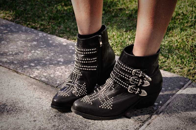 shoes,boots,studs,black,buckles