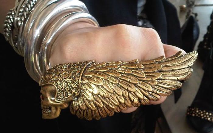 skull,gold,wings,ring,knuckle duster